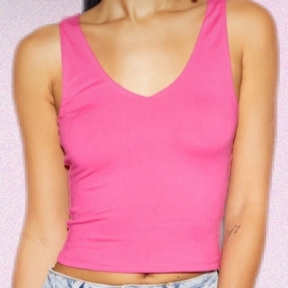 NWOT • Pink V-Neck Contour Tank 💕